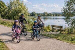 découvrez une boucle à vélo autour des étangs de lorraine, avec des étapes courtes et adaptées aux enfants pour profiter des paysages en famille.