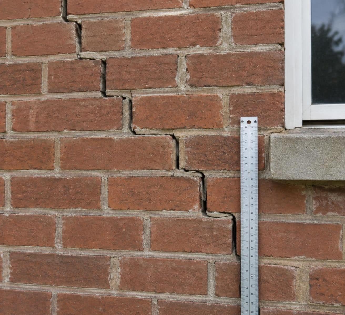 fissure en escalier sur une façade : découvrez comment distinguer un simple tassement d’un problème structurel et quand faire appel à un professionnel.
